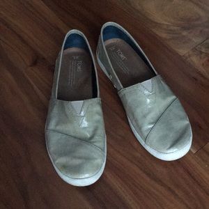 Toms Avalon slip on sneaker - size 8